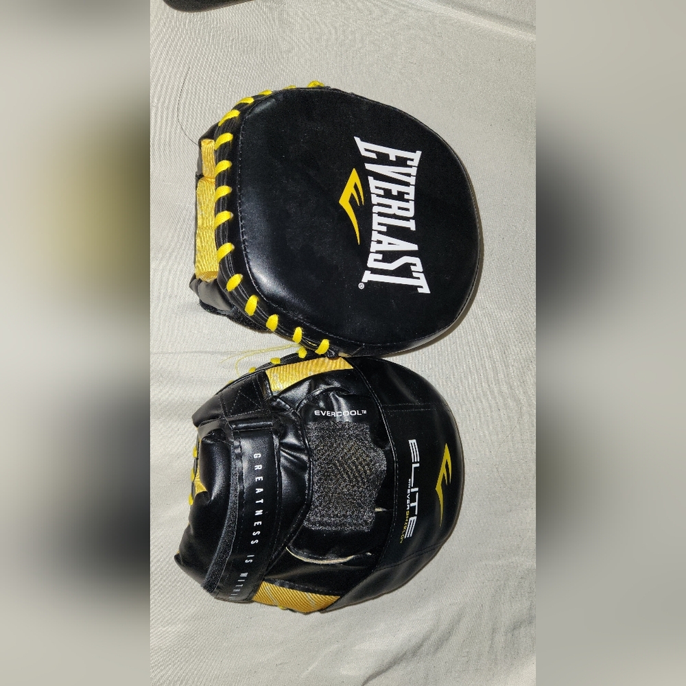 Everlast Black and Yellow Boxing Pads Excellent Condition Brand New